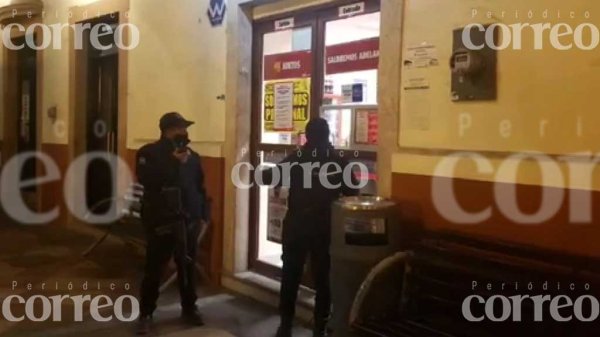 Asaltan tienda de conveniencia en plena zona centro de Silao