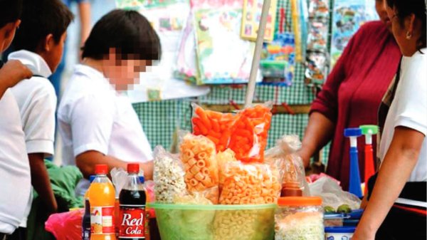 Senado prohíbe la comida chatarra cerca de escuelas