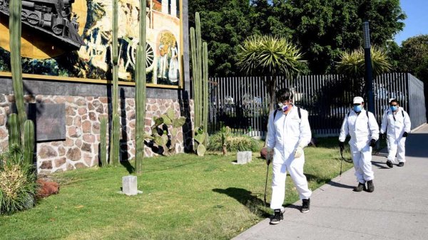 Doce brigadas de sanitización mantienen desinfectados lugares concurridos de Irapuato