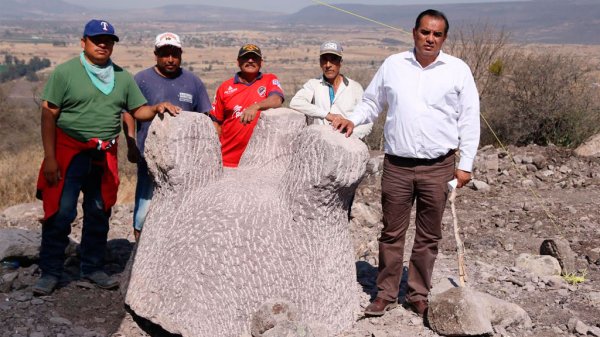 Esculpen artesanos Molcajete monumental para Comonfort Pueblo Mágico