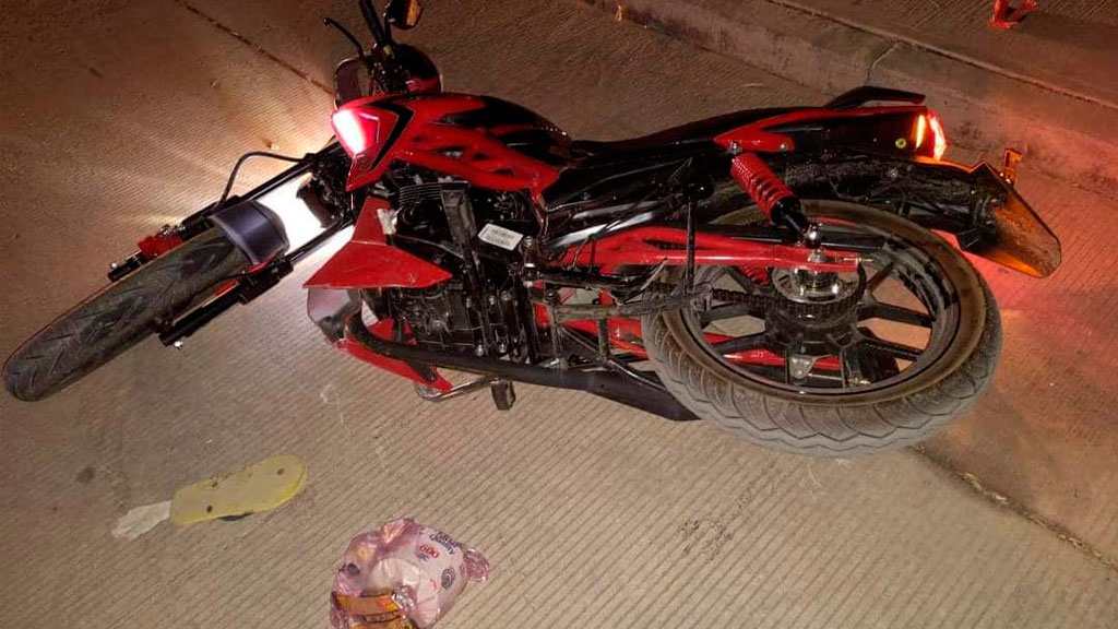 Todavía encendida queda motocicleta luego de que conductor fuera asesinado