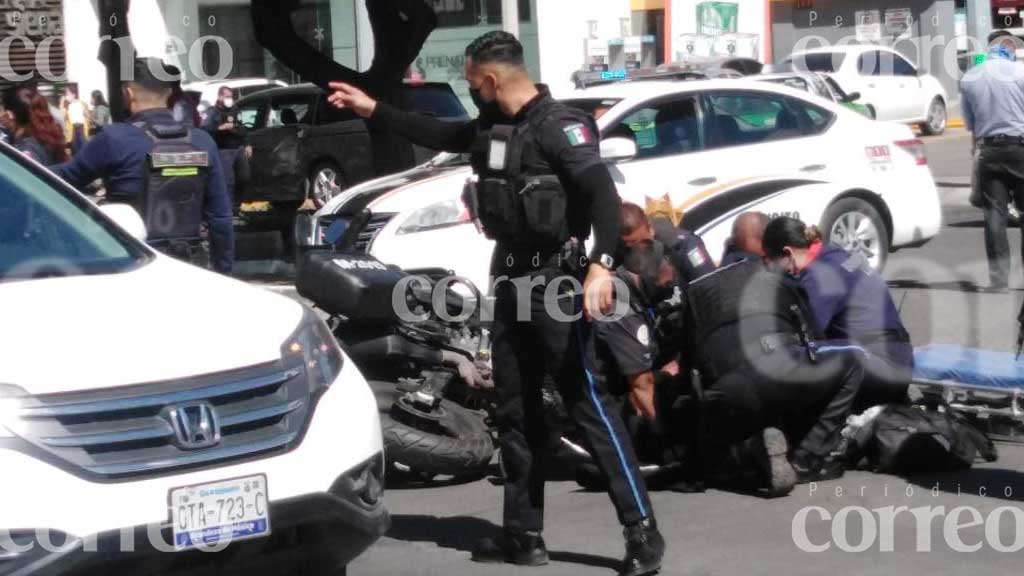 Oficial de la policía resulta lesionada tras chocar contra una camioneta en León