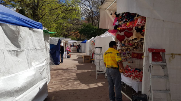 Comerciantes de San Valentín se instalan en El Cantador