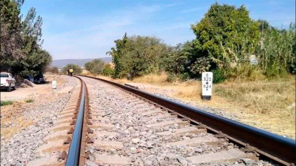 Lo ejecutan y abandonan su cuerpo a un costado de las vías del tren