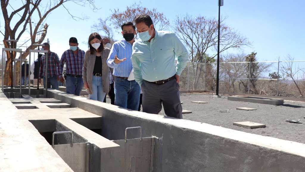 Celebran autoridades municipales y uriangatenses construcción de drenaje sanitario