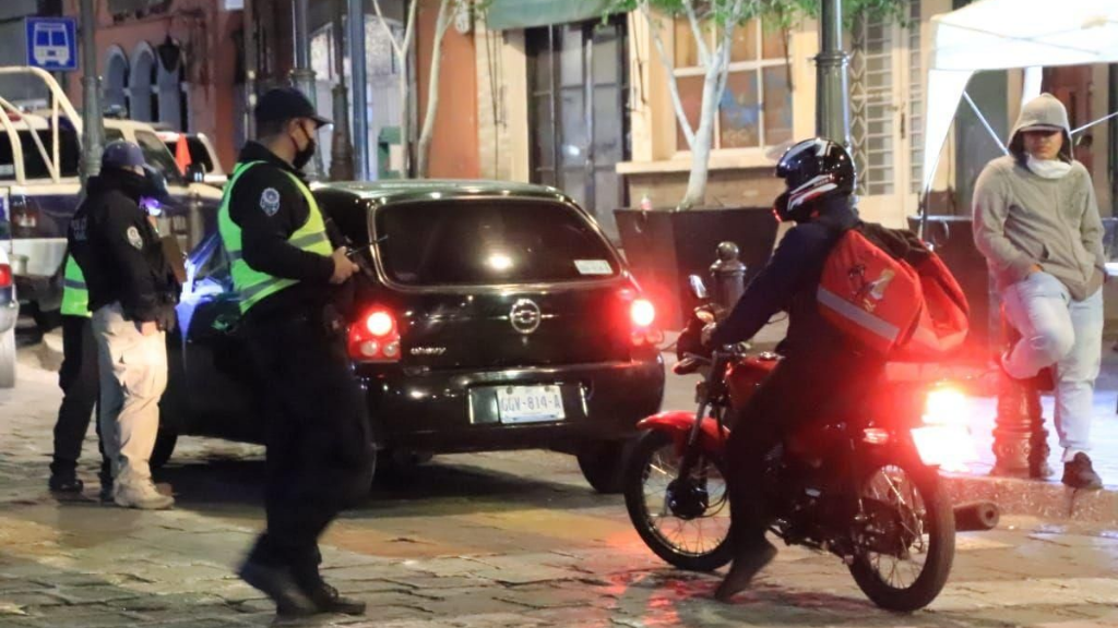 Más motociclistas se arriesgan a circular sin casco en la capital