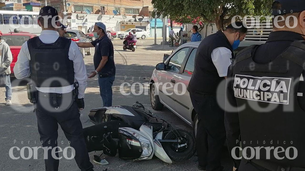 Policías arrollan a motociclista en bulevar Torres Landa de Irapuato