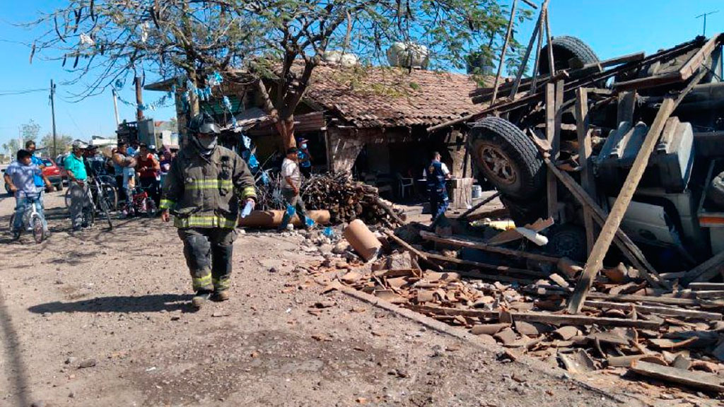 Apoya Municipio a afectados por volcadura de vehículo oficial