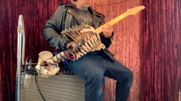 Roquero se construye guitarra eléctrica utilizando el ESQUELETO de su TÍO