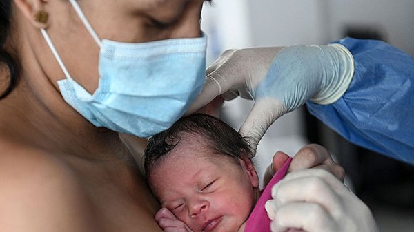 Madres con Covid-19 transmiten anticuerpos a su bebé por la leche