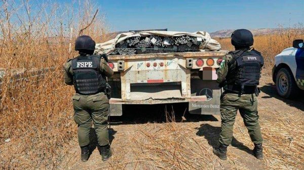 Aseguran remolque con 27 toneladas de varilla presuntamente robados