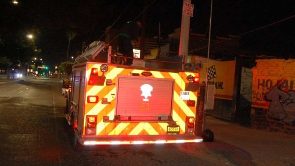 Fuerte incendio en un taller mecánico deja cuantiosos daños materiales