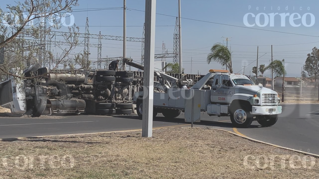 Vuelca tráiler en salida Juventino Rosas y San Miguel de Allende