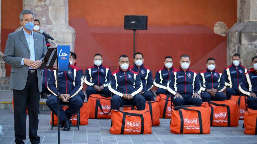 Entregan uniformes a personal de tránsito y equipo de protección a bomberos