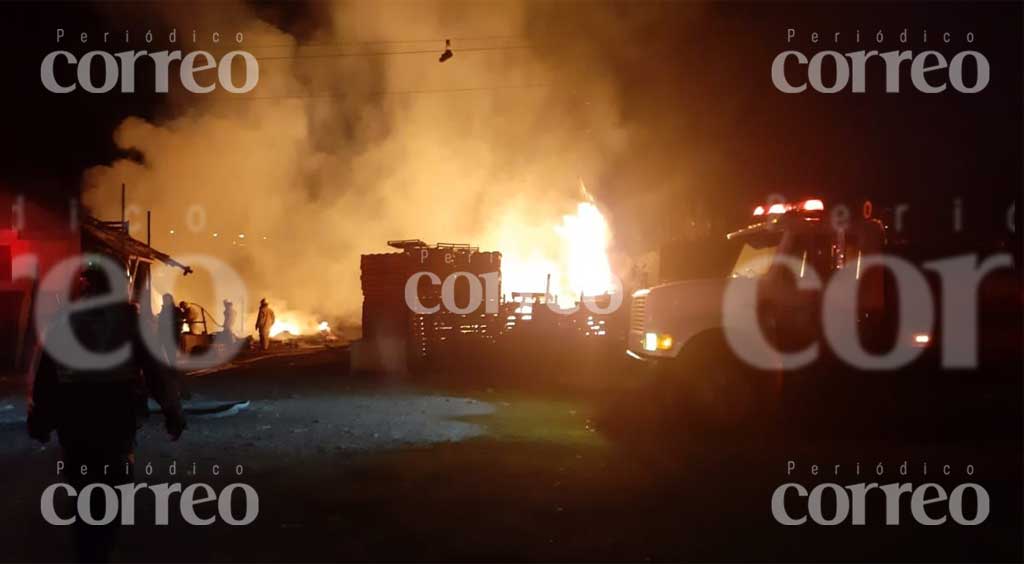 Incendio consume negocio de tarimas en Villas de San Nicolás