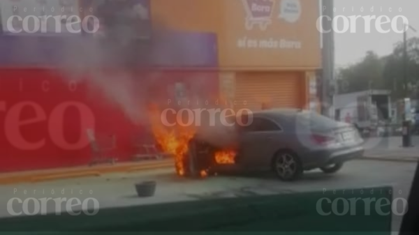 Auto se incendia en el bulevar Perdigón