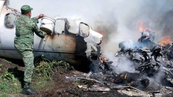 Se desploma en Xalapa avión de la Fuerza Aérea Mexicana; no hay sobrevivientes