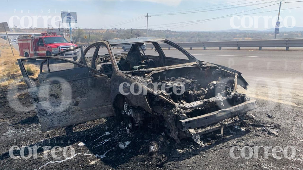 Se incendia su auto repentinamente en la Guanajuato-Irapuato