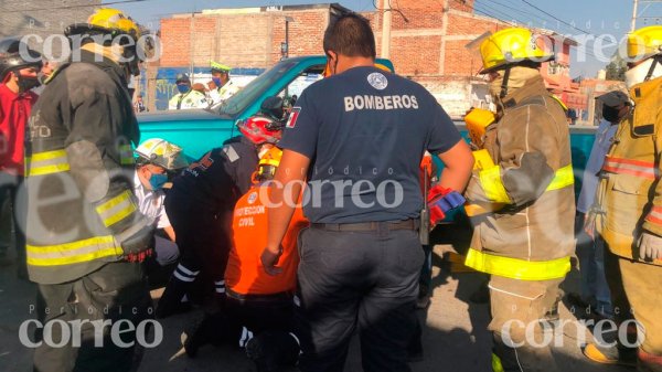 Motociclista queda bajo las llantas de camioneta luego de ser arrollado