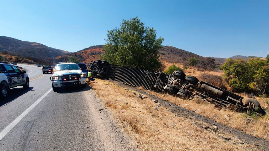 Trailero libra la muerte tras accidentarse en la Silao-San Felipe