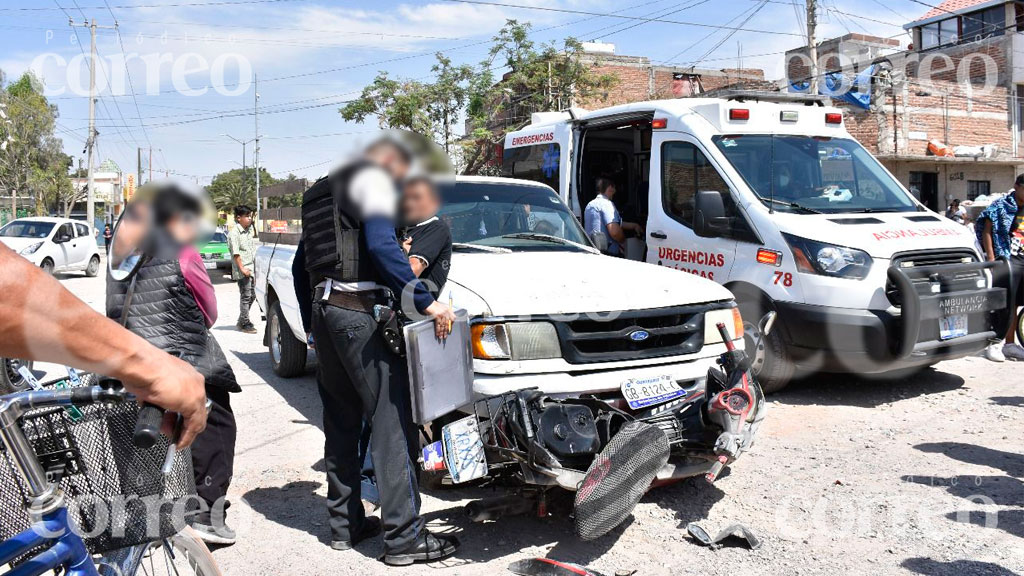 Madre e hijo chocan contra camioneta y resultan lesionados