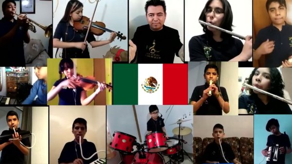 Video: Cantan jóvenes leoneses ‘México lindo y querido’ a la Bandera