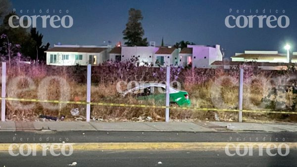 Ultiman a taxista mientras manejaba; choca y queda en terreno baldío