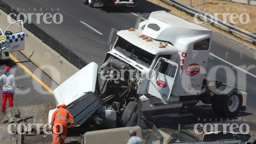 Tráiler se impacta en muro de la León-Aguascalientes