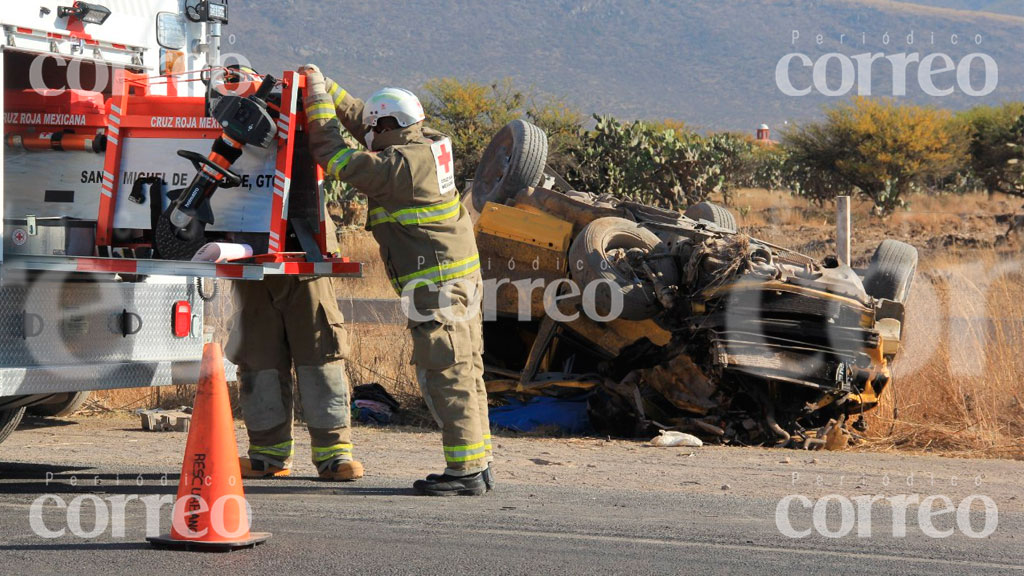 Intenta dar vuelta en ‘U’ y muere prensada al impactarse contra camión de carga