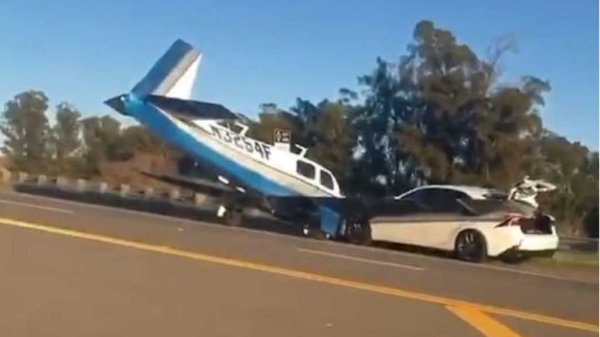 VIDEO: Avioneta se estrella contra un coche en una autopista