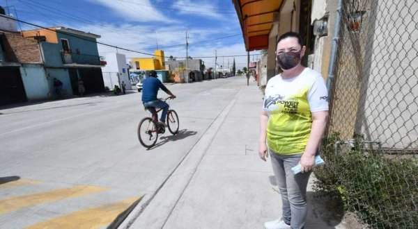 Entregan pavimentación de calles en 3 colonias