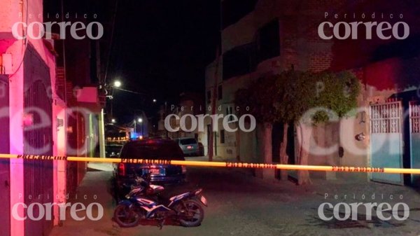 Ultiman a hombre dentro de taller de motocicletas en el centro de Yuriria