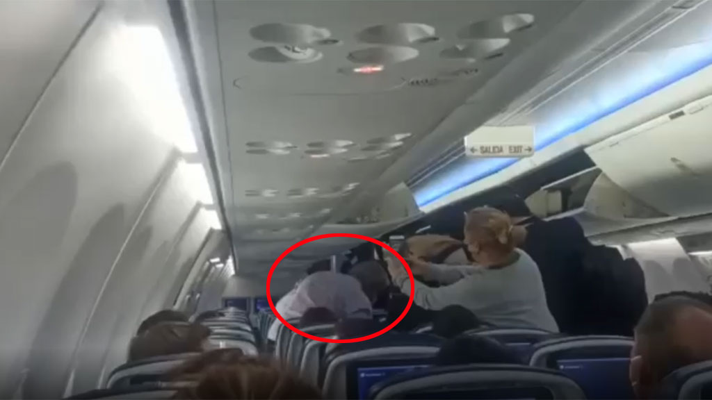 Video: Pasajeros insultan a AMLO en vuelo a la Ciudad de México