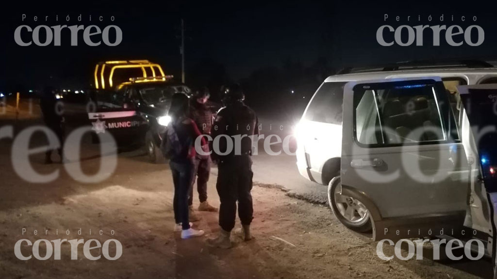 Detienen a pareja alcoholizada y armada por ir a exceso de velocidad