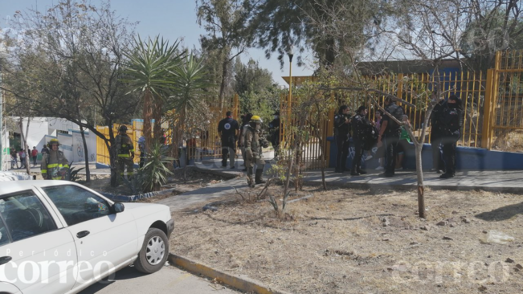 Policía se intoxica al tratar de salvar a tres hombres de una cisterna