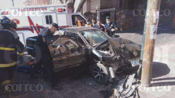 Turistas sufren fuerte accidente sobre Paseo de la Presa; con ellos viajaba una bebé de un año