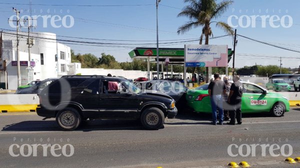 Chocan en ‘carambola’ en la entrada de Central de Autobuses de la capital