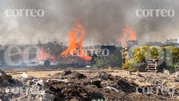 Incendio en bodega de tarimas de Irapuato deja sólo pérdidas materiales