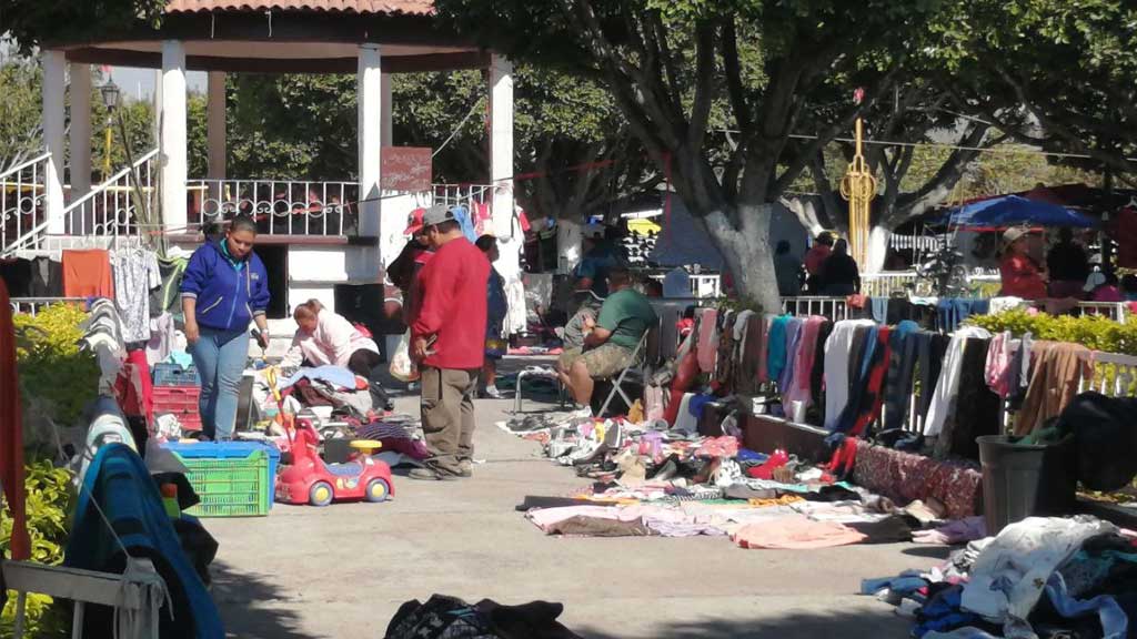 Clientes y comerciantes de tianguis ‘olvidan’ el uso del cubrebocas