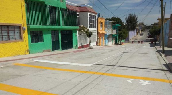 Participan familias para pavimentar sus calles