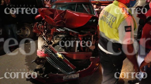 Choca contra tres autos por conducir a exceso de velocidad en Irapuato