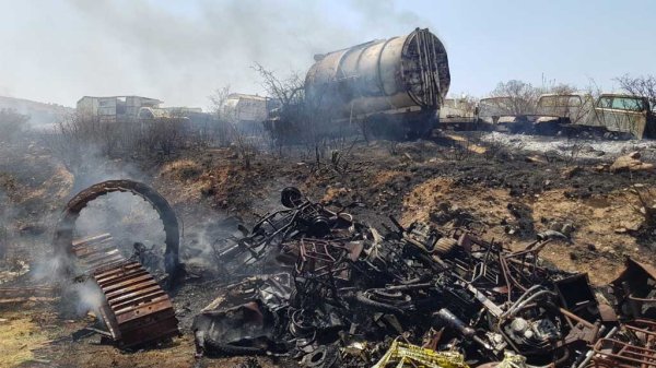 Incendio consume vehículos oficiales en Yonke municipal