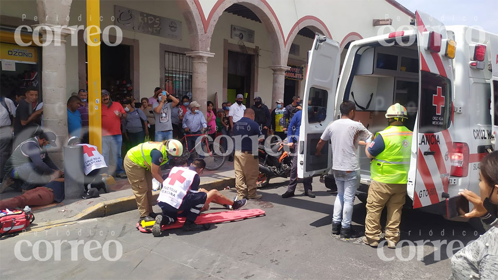 Quedan tres motociclistas lesionados tras choque en centro de Silao