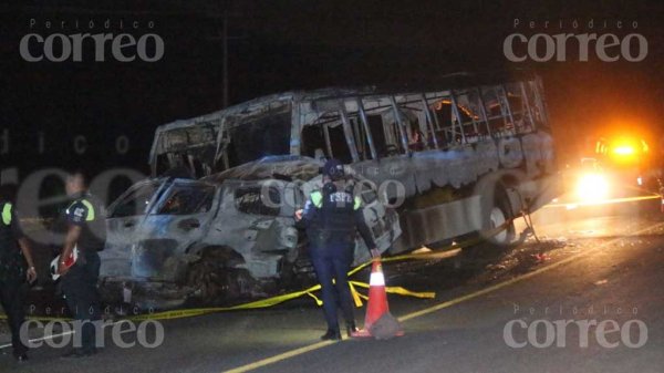 Muere calcinado conductor tras chocar contra camión de pasajeros en Abasolo