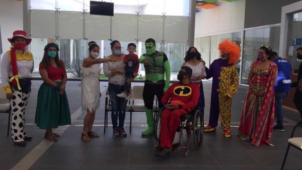 Princesas y Superhéroes acompañan a niños con discapacidad en su hidroterapia