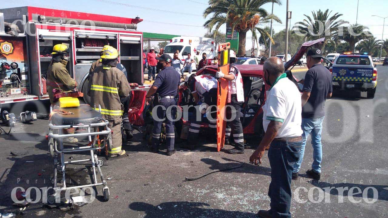 Terrible accidente en Irapuato deja prensado a un paramédico; hay otros cuatro heridos