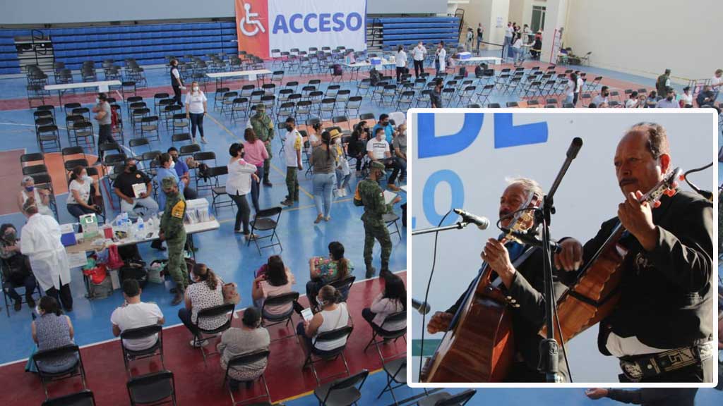 Con mariachis y verbena, amenizan vacunación de maestros en San Miguel de Allende