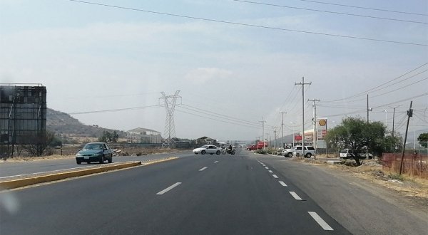 Se suman trabajadores a petición de puente vial en la carretera Salamanca-Valle de Santiago