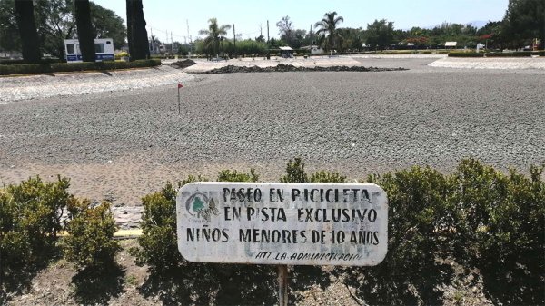 Limpian y retiran los sedimentos del lago en el Parque Xochipilli de Celaya