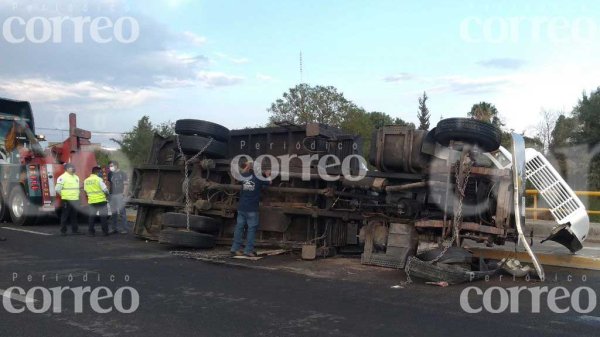 Se vuelca camión con transformador sobre el Cuarto Cinturón Vial en Irapuato